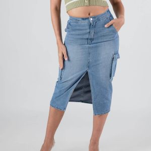 Falda midi en mezclilla y bolsas cargo