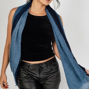 Pañoleta combinada con el borde en color contrastante