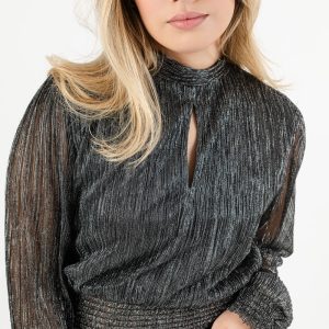 Blusa cuello alto con destellos metálicos