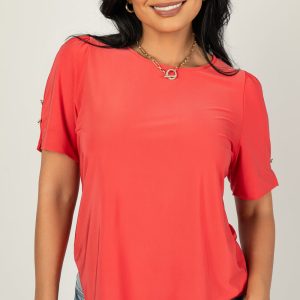 Blusa con botón doble en las mangas