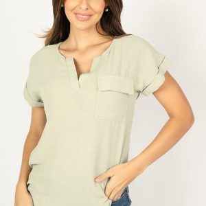 Blusa cuello chino y una bolsa con solapa