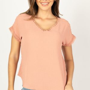 Blusa escote en V con aplicación y textura plumeti