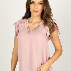 Blusa con mangas voladas y aplicación en el escote