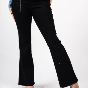 Jeans acampanado con faja metálica