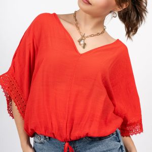 Blusa con aplicación en las mangas y cordón ajustable