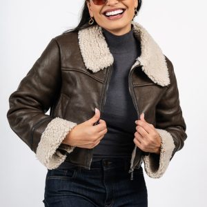 Chaqueta con apariencia de cuero y detalles en sherpa