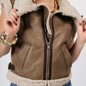 Chaleco tipo moto con detalles sherpa