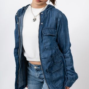 Chaqueta denim liviano en Tencel con cordón ajustable y gorro