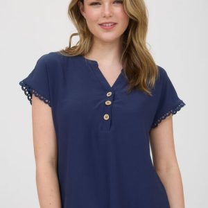 Blusa cuello chino con botones contrastantes y apliación en las mangas