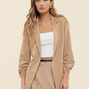 Blazer con bolsillos inclinados y mangas recogidas