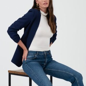 Blazer con tapadera expuesta y mangas recogidas