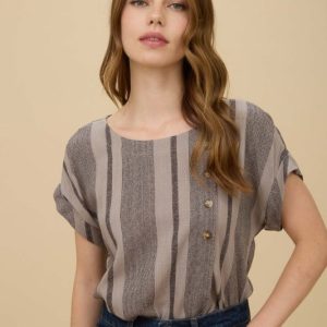 Blusa de rayas y detalle con botones