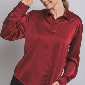 Blusa en satín con 2 botones dorados expuestos
