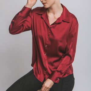 Blusa en satín con botones dorados con relieve