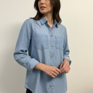 Blusa en denim liviano y mangas arrollables
