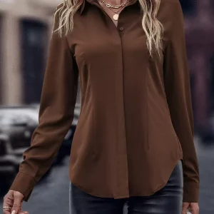 Camisa manga larga bajo curvo y botones ocultos