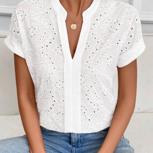 Blusa de manga corta suelta con tela calada y escote en V