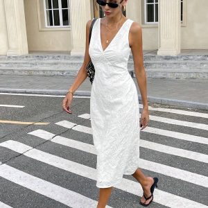 Vestido con Cintura Estilizada y Detalles Calados