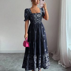 Vestido en Línea A con Cuello Cuadrado y Cintura Ajustada