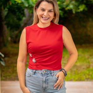 blusa roja con detalle de lado