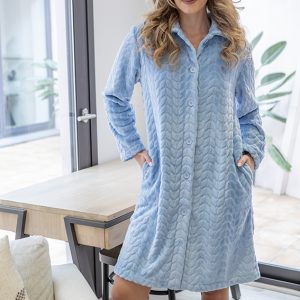 Bata de pelo lisa abotonada