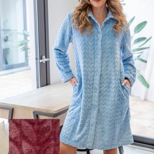 Bata de pelo lisa abotonada