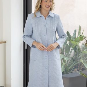 Bata de piqué con jaretas y cuello con cordón