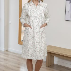 Bata de piqué con jaretas y cuello con cordón