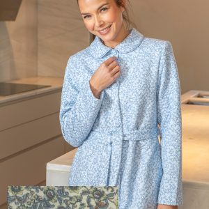 Bata larga de piqué, cuello bebé y cordón de adorno