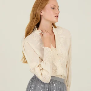 Blusa con bordado a tono