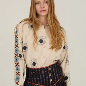 Camisa bordada con fornitura