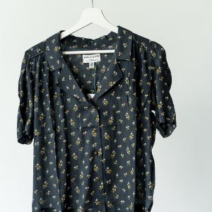 Camisa floral negra escote pico