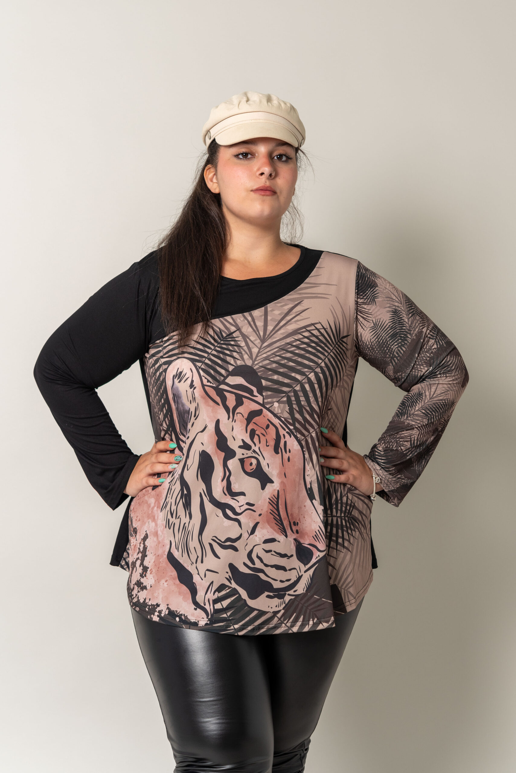 Camiseta leopardo combinada con diseño curvy