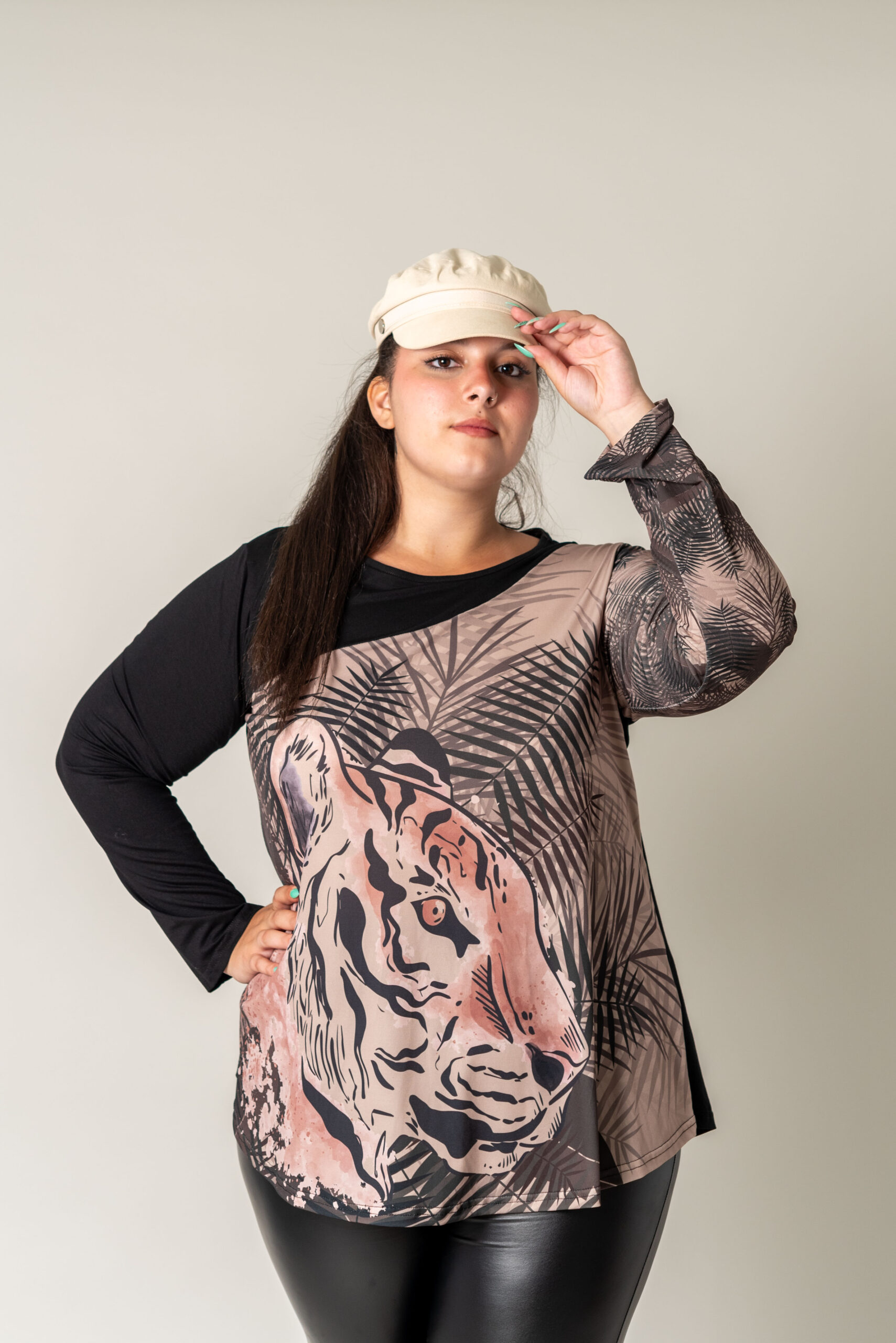 Camiseta leopardo combinada con diseño curvy - Imagen 2
