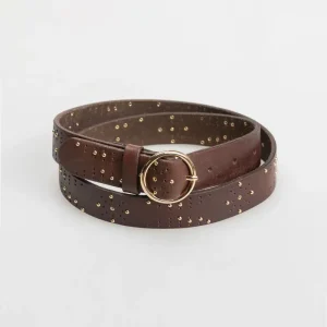 Cinturón de piel con detalle