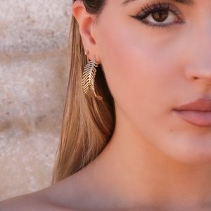 PENDIENTE PLUMA DORADA.