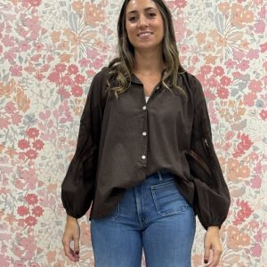 Blusa marrón bordados