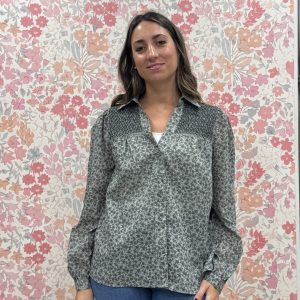 Blusa flores nido abeja