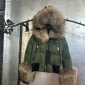 Plumífero verde militar con pelo FLO&CLO