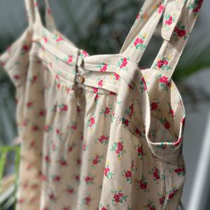 Top crudo tirantes con flores rojas 50%