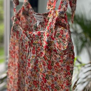 Top tirantes con flores rojas