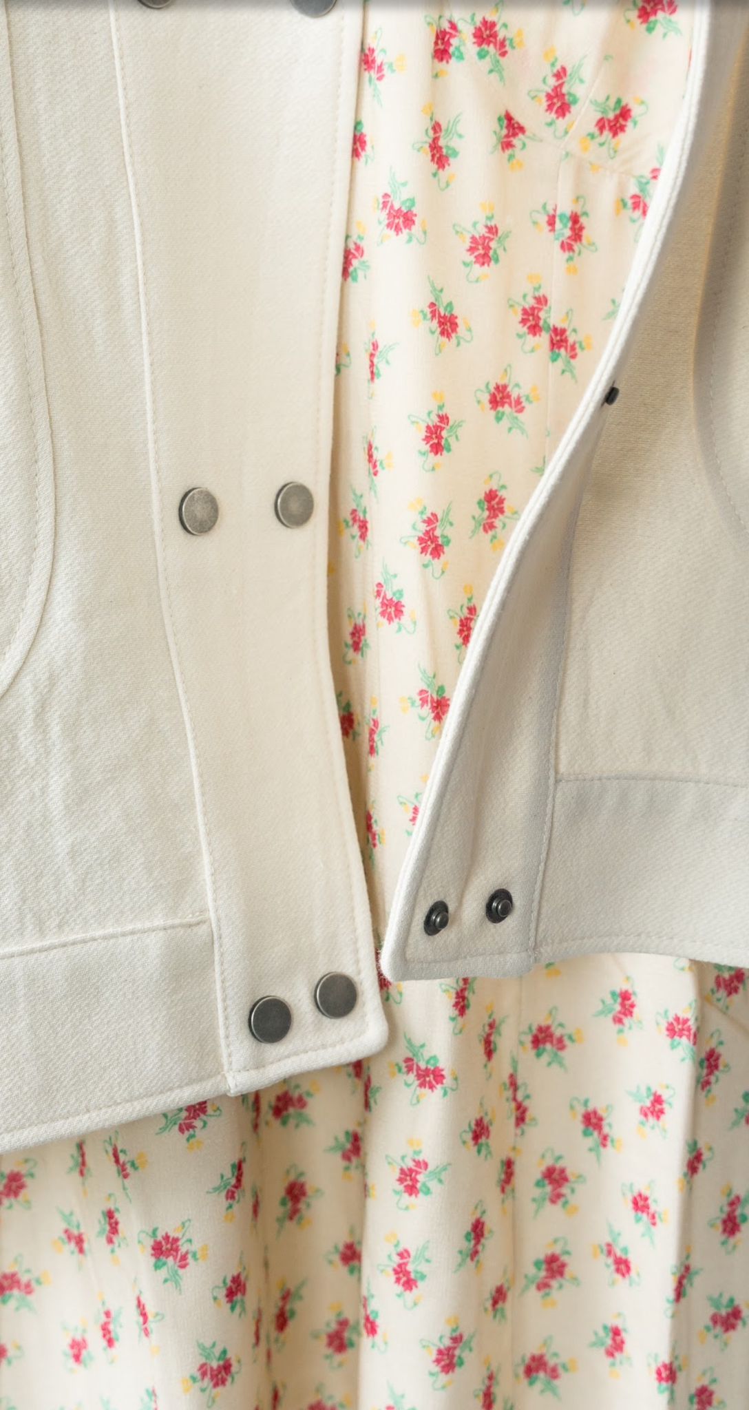 Vestido corto beige de florecitas - Imagen 2