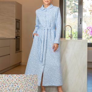 Bata larga de piqué, cuello bebé y cordón de adorno