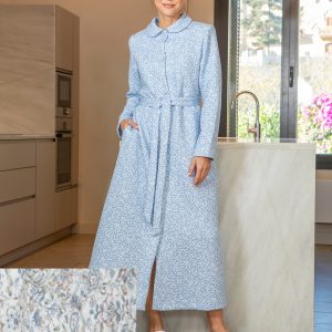 Bata larga de piqué, cuello bebé y cordón de adorno