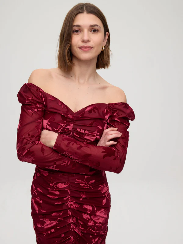 DAME – Vestido midi drapeado flores flocadas granate MIOH - Imagen 3