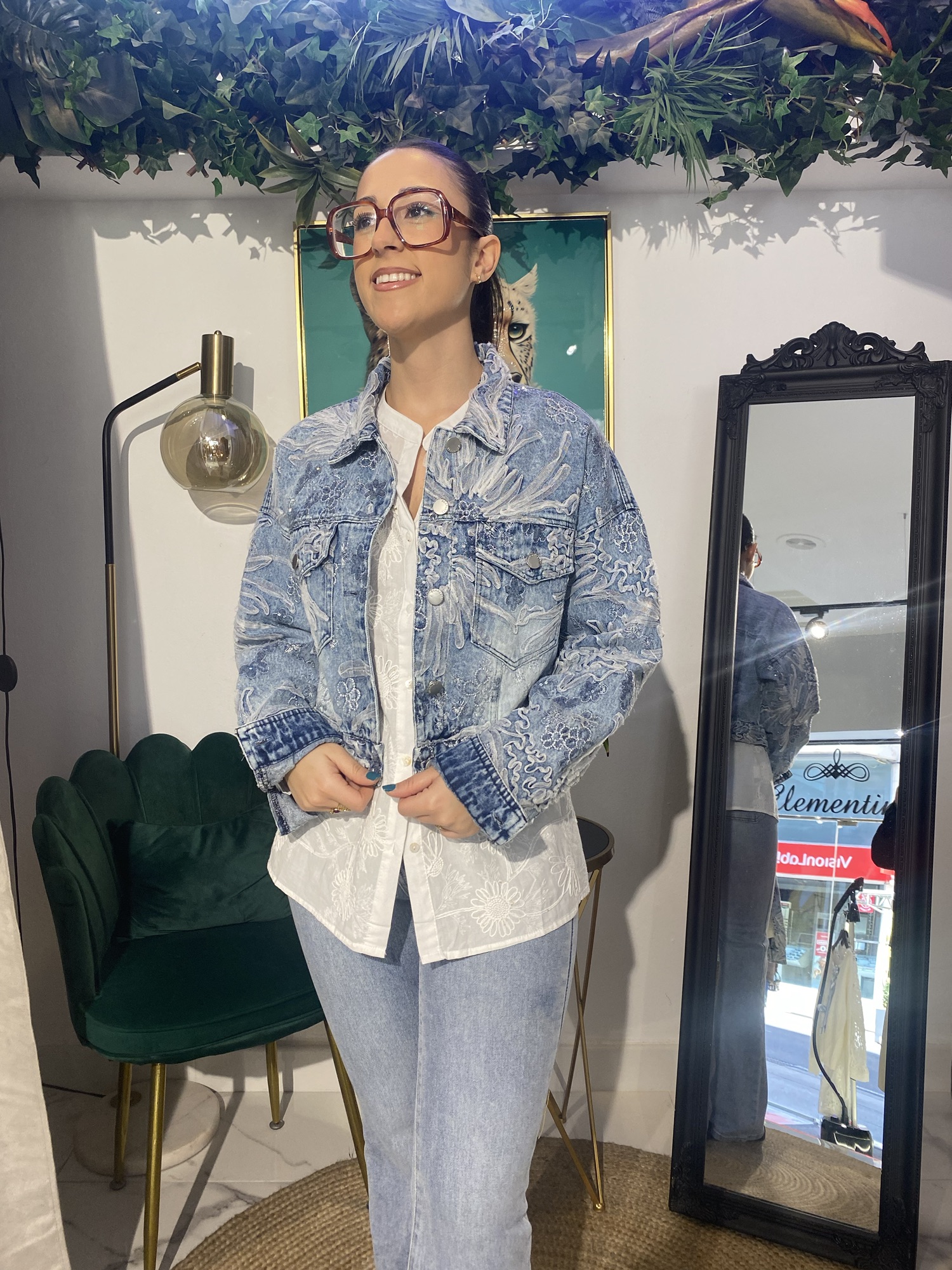 Chaqueta jeans bordado flores - Imagen 2