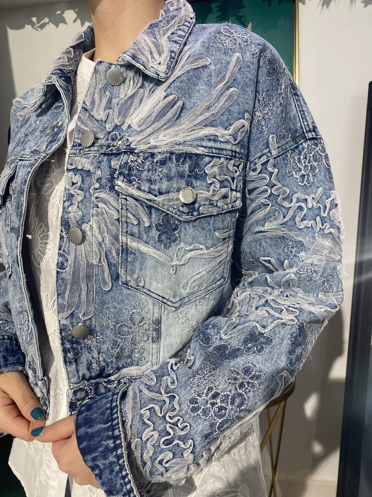 Chaqueta jeans bordado flores - Imagen 6