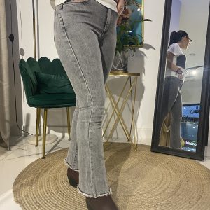 Jeans push up gris lavado bajo flecos