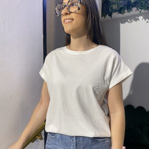 Camiseta blanca pelas delanteras