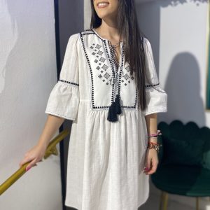 Vestido corto lino borlitas blanco y negro bordados delanteros